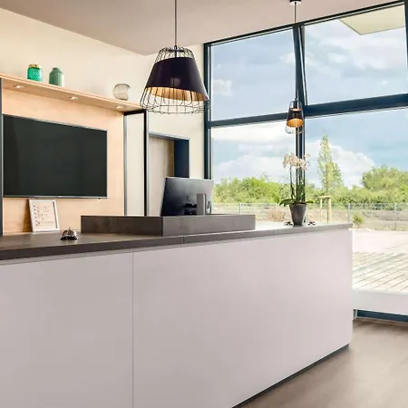 Отель Super 8 By Wyndham Am Centro 3*