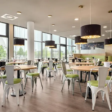 Super 8 By Wyndham Am Centro Ομπερχάουζεν