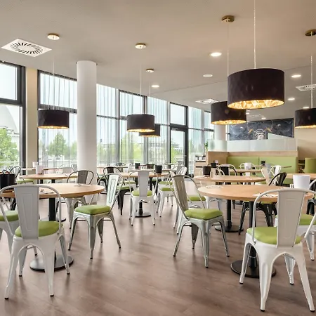 فندق Super 8 By Wyndham Am Centro